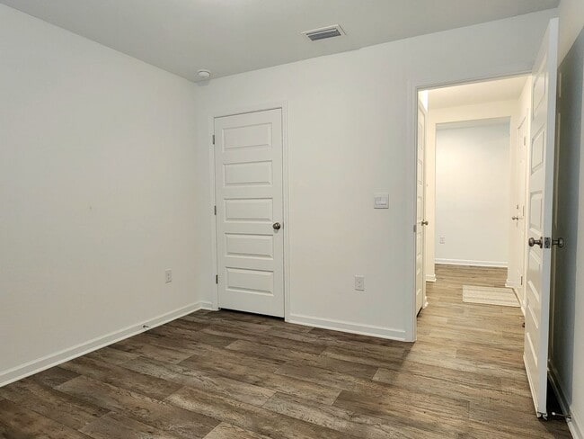 Building Photo - Lovely 4/2 available now in Raley Farms of...