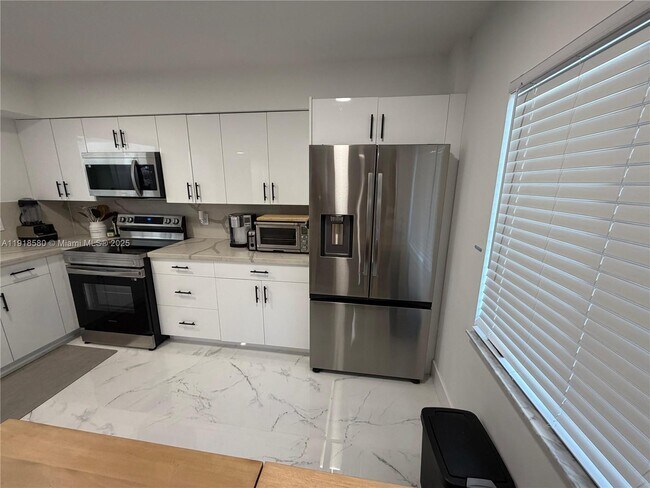 Building Photo - 7290 Kinghurst Dr