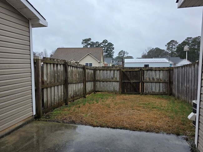Building Photo - Modern Townhome Living in Jacksonville