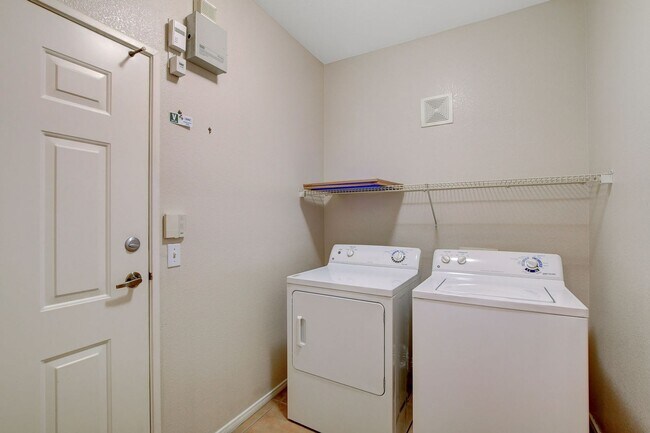 Building Photo - Beautiful  2bed 2bath Gated Community