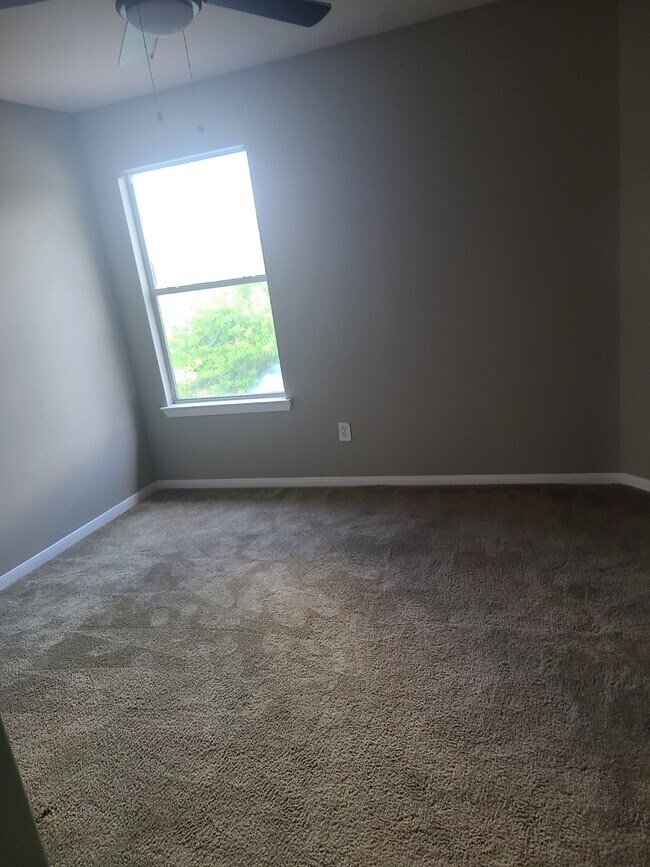 Building Photo - 1411 Heathcote Ln