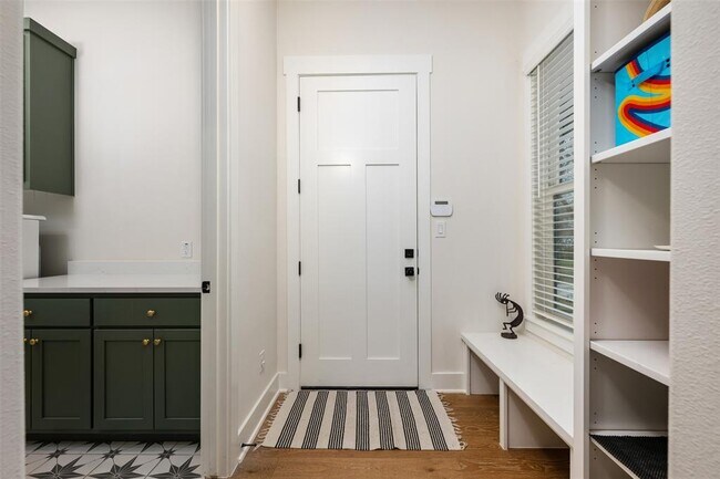 Building Photo - 510 E 7th St