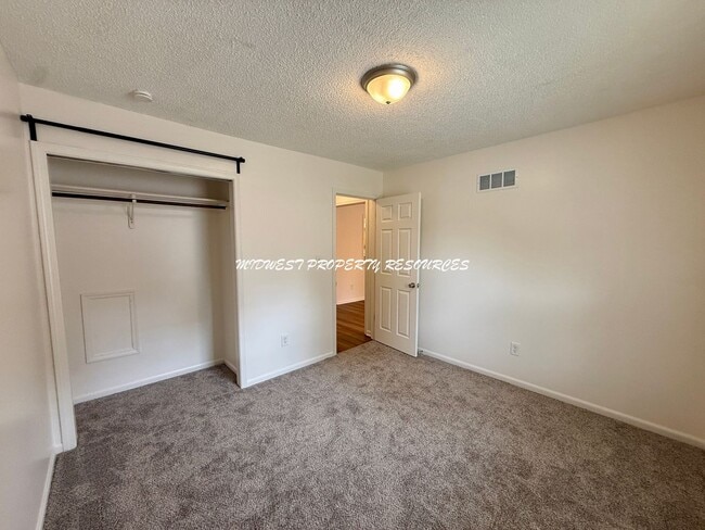 Building Photo - Beautiful 2 Bedroom Duplex - Fresh & Clean!