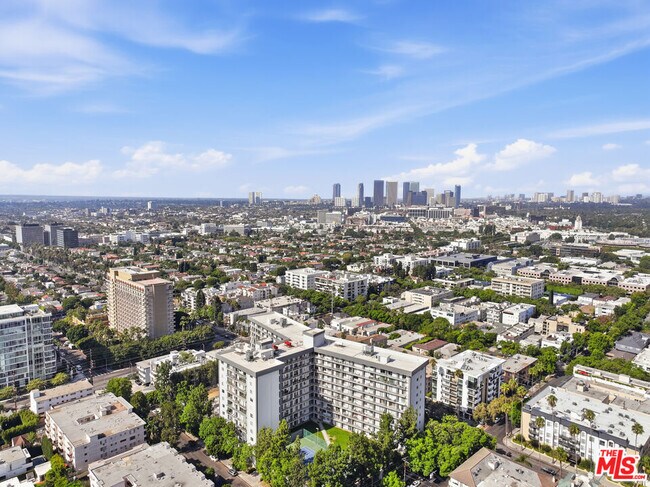 Building Photo - 100 S Doheny Dr