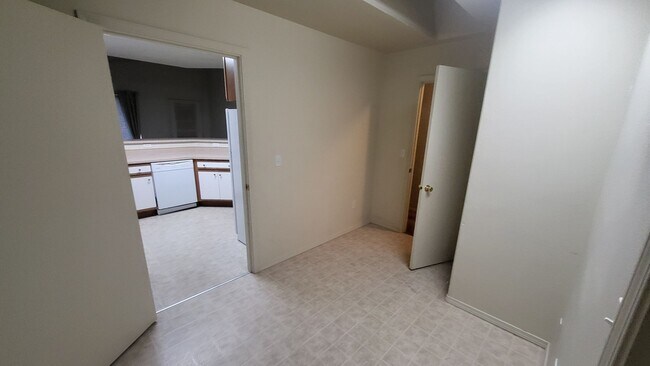 Building Photo - 562 NE Negus Loop