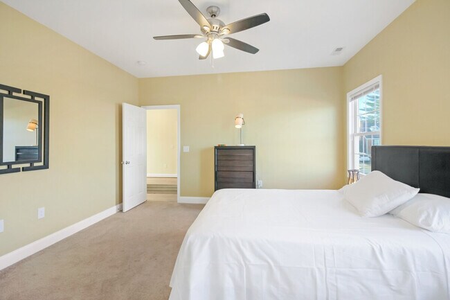 Building Photo - 800 S Washington St