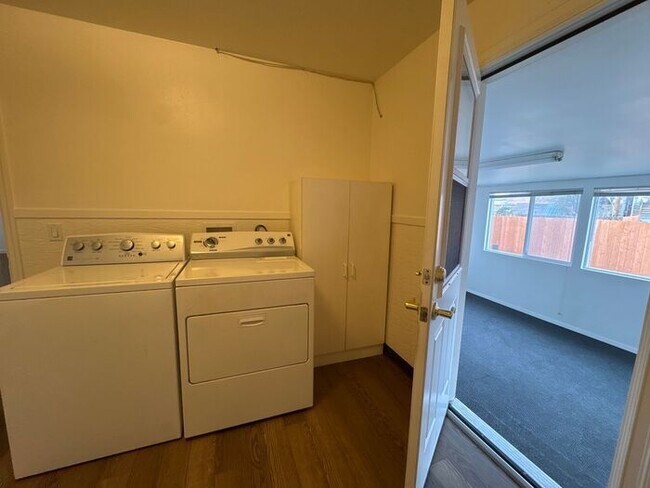 Building Photo - Charming 3 bed / 1 bath COMING SOON in the...