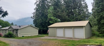 Building Photo - Three Bedroom Home w/ Three Bay Garage in Deming!