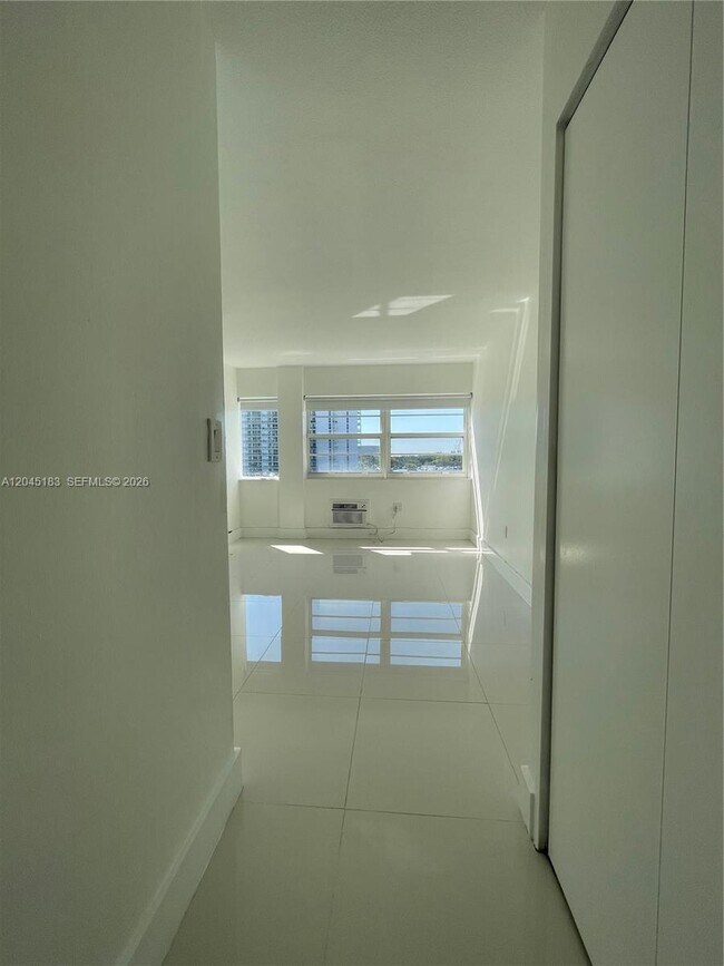 Building Photo - 220 Kings Point Dr