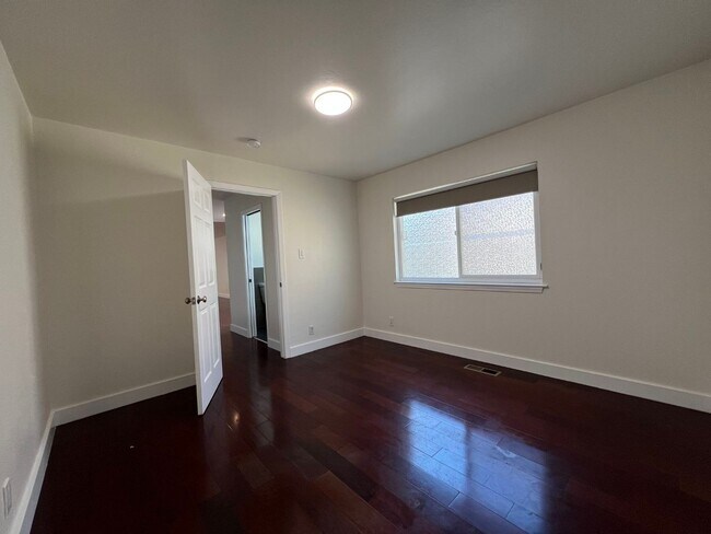 Building Photo - 3893 Middlefield Rd