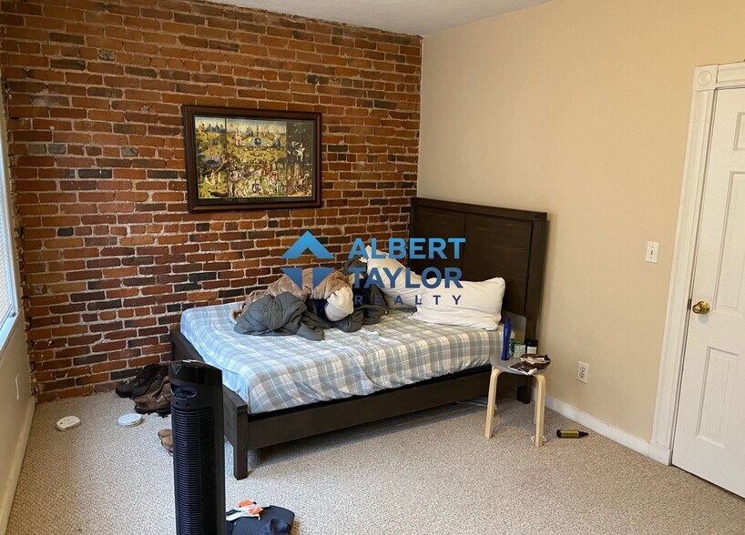 Building Photo - 82 Phillips St