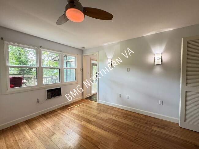 Building Photo - 8221 Barron St