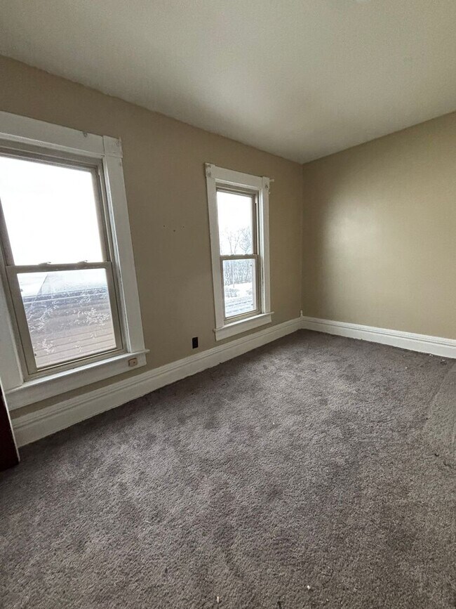 Building Photo - 3 Bdrm 1.5 Bath Duplex in Union Township