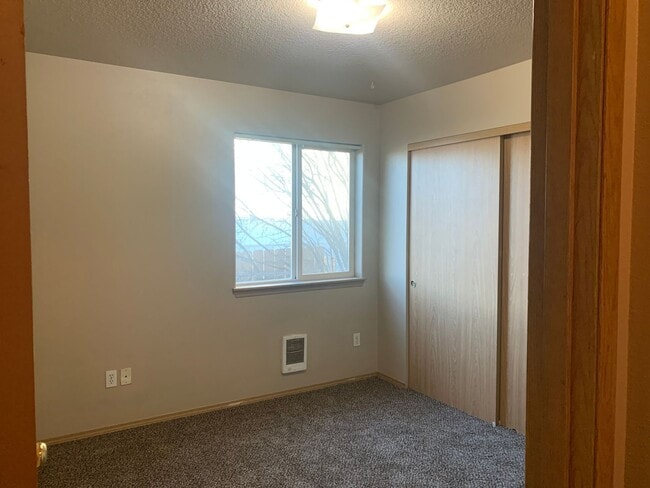 Building Photo - 3333 SW Salmon Ct
