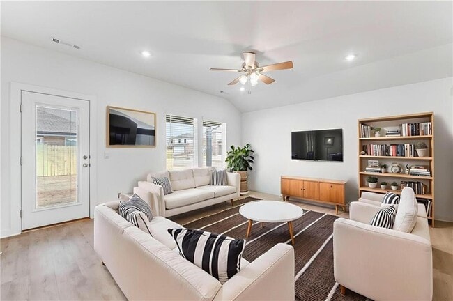 Building Photo - 114 S Maroon Ave