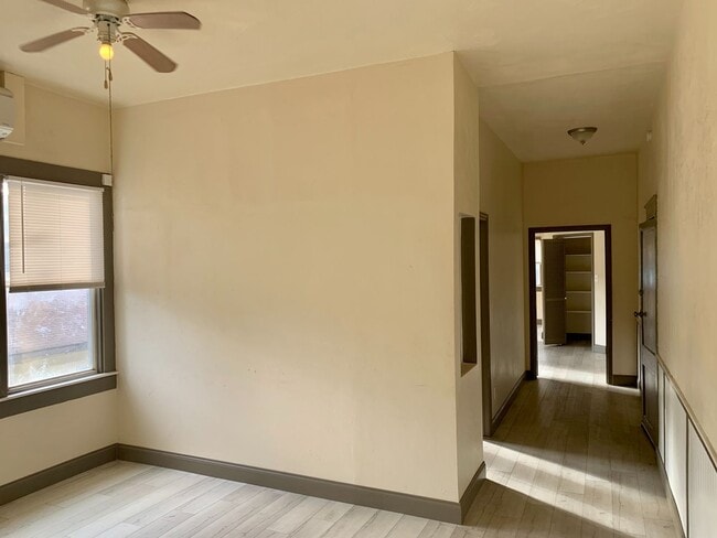 Building Photo - CHARMING AND UPDATED 2 BEDROOM 1 BATH.  MO...