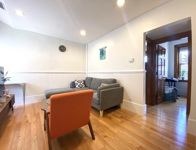Primary Photo - 9 Revere St