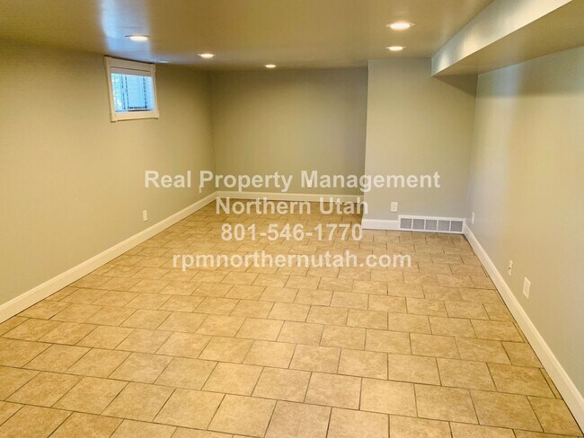 Building Photo - Beautiful 4 Bed 2 Bath Ogden Home Coming S...