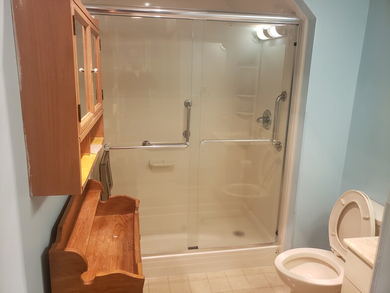 Building Photo - 10 Brookline Ct