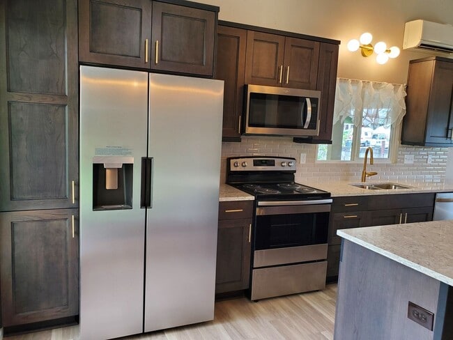 Building Photo - Modern Upgraded 3 bedroom Rambler