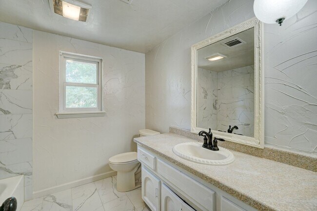 Building Photo - Spacious 4-Bedroom Home with Modern Amenities & Ideal Location Near Lake Hefner in OKC!