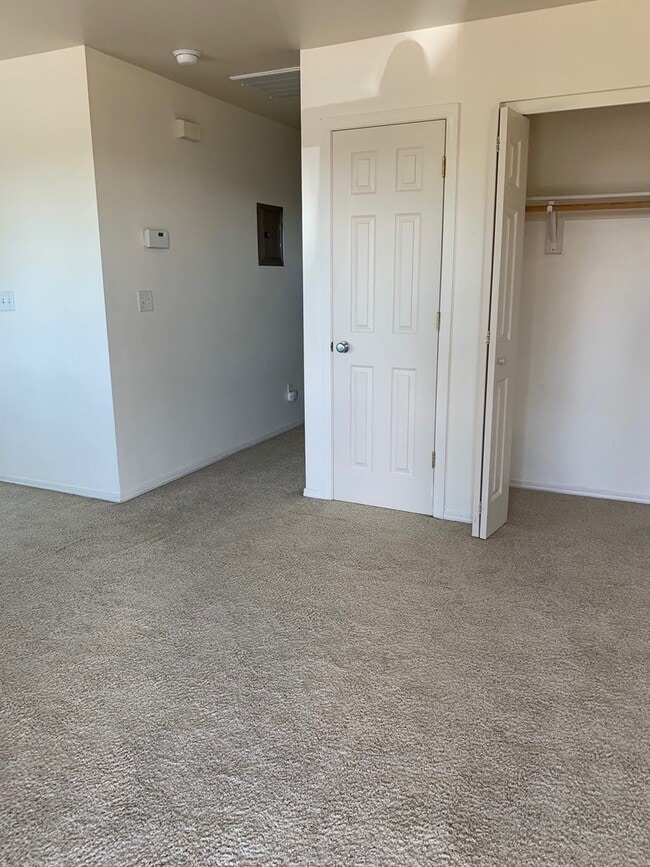 Building Photo - 2 Bedroom 1 Bathroom Unit in 8 Plex