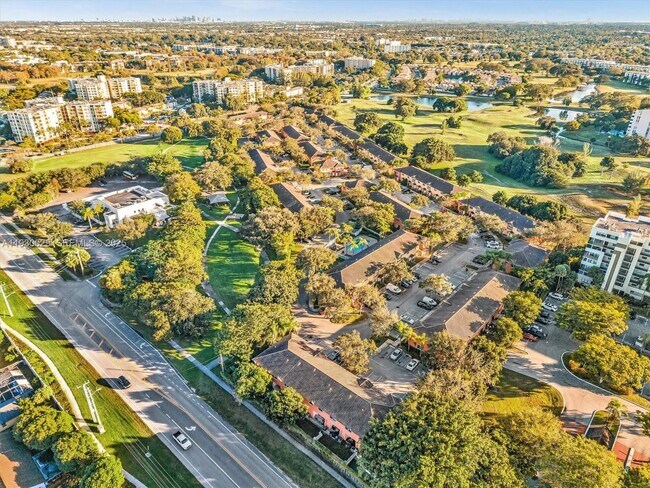 Building Photo - 6747 Sienna Club Dr