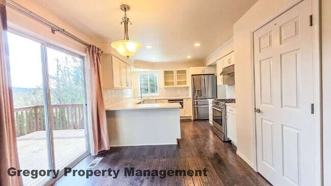 Building Photo - Light and Bright Home in the Desirable Upland View Neighborhood