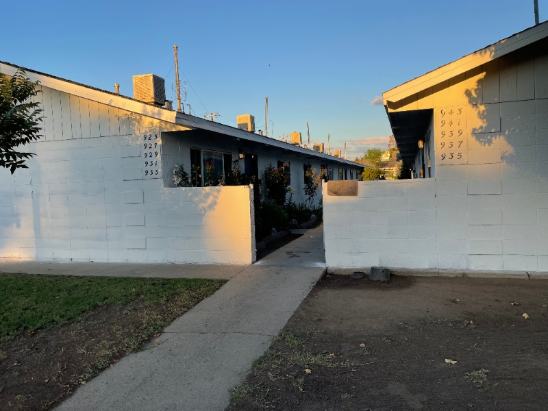 Building Photo - 927 S Thorne Ave