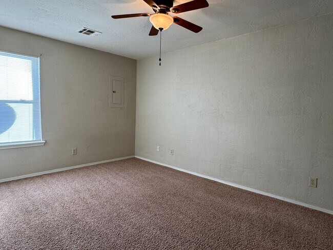 Building Photo - 2514 SW B Ave