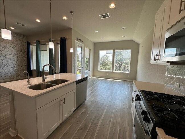 Building Photo - 441 Saturnia Dr