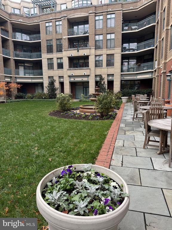 Building Photo - 502 W Broad St