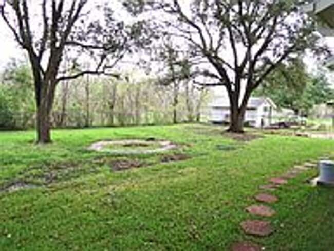 Building Photo - AUG 2026 MOVE IN! UPDATED 2/2 HOUSE IN BRYAN