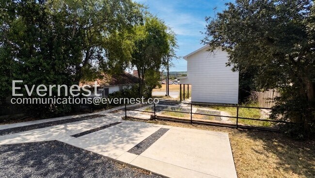 Building Photo - 3 Bed/2.5 Bath Home with Fenced Yard / Pet-Friendly / Available Now!
