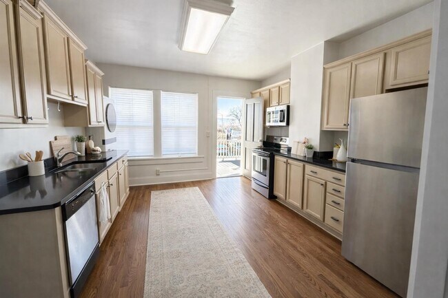 Building Photo - 129 Talbot Ave