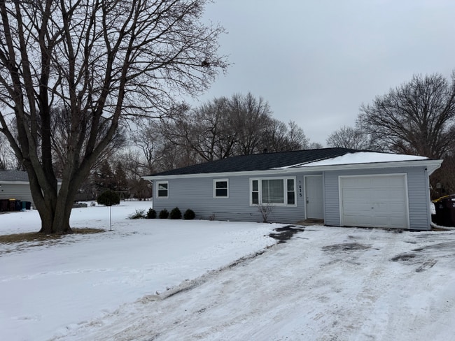 Building Photo - 1415 Hackberry Ln