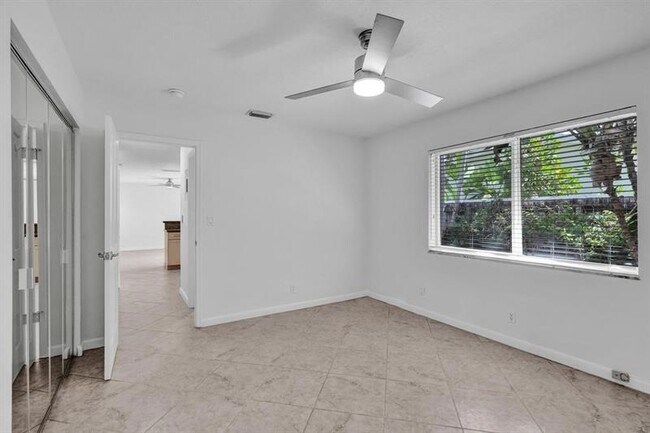 Building Photo - 1418 NE 56th Ct