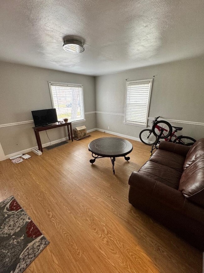 Building Photo - 215 S Juniper St