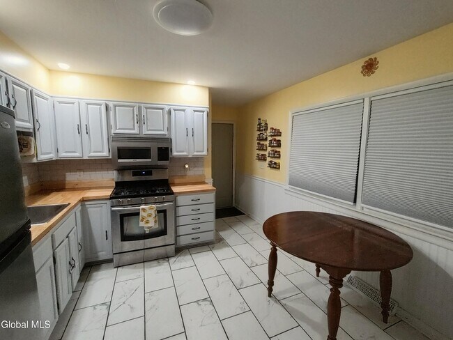 Building Photo - 4 Limerick Ln