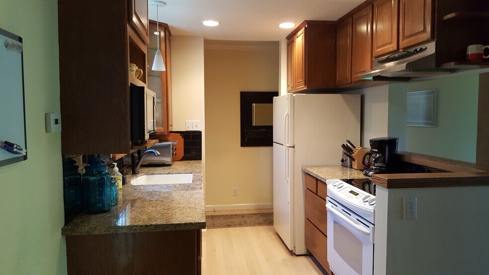 from diningrm into kitchen - 1470 Creekside Dr