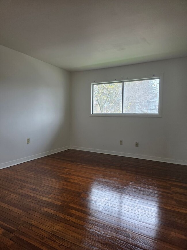 Building Photo - 2-bedroom upper