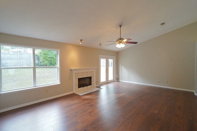 Building Photo - 3 Bed / 2 Bath with Large Yard/Garage in Bucklake area!