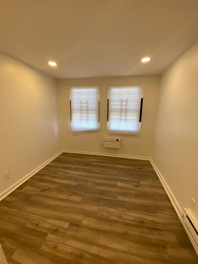 Building Photo - 1725 Monument St