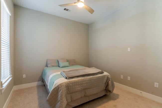 Building Photo - The Grove 2/2 Furnished