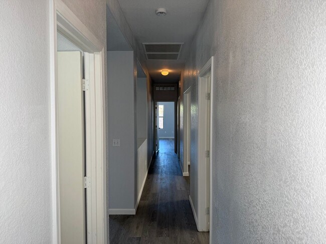 Building Photo - 33190 N Cherry Creek Rd