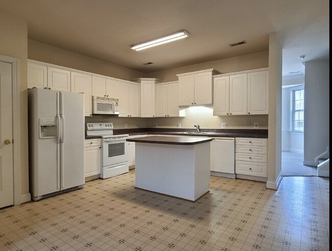 Building Photo - 3-Level Townhome with Two Primary Suites