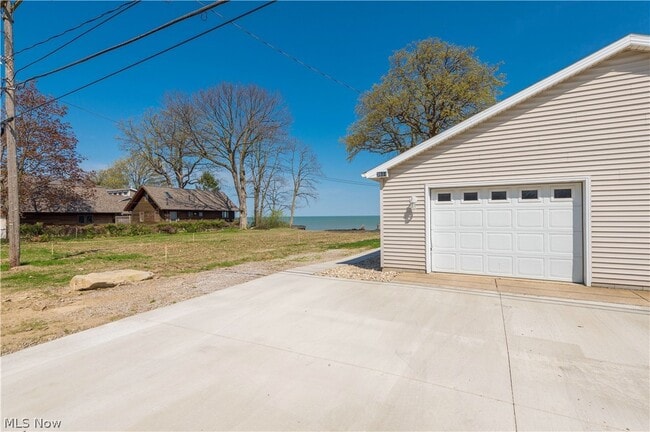 Building Photo - 3844 Edgewater Dr