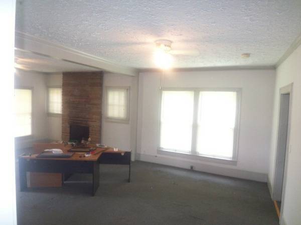 Building Photo - 882 E Broad St