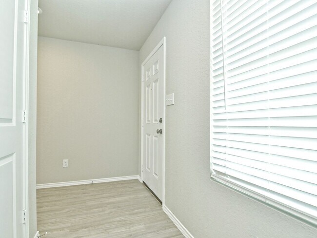 Building Photo - 4 BR/2.5 BA - 1874 SF in San Antonio - WATERWHEEL!!!