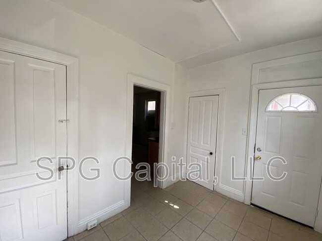 Building Photo - 220 W Jackson St